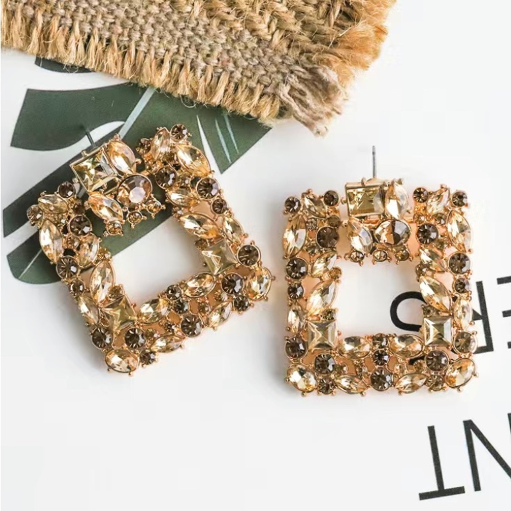 5/$10❤️❤️❤️NEW Dangling Champagne Rhinestoned Earrings